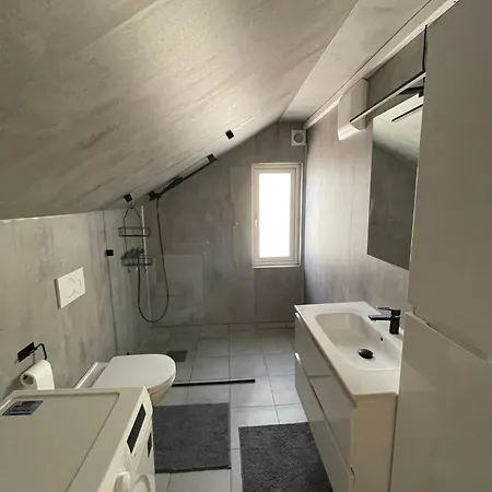 Spacious House In بيت للعطل تريسيل